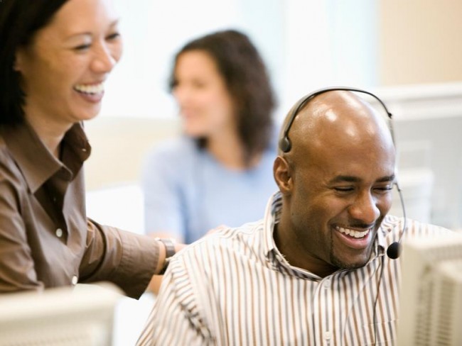 呼叫中心员工帮助客户。